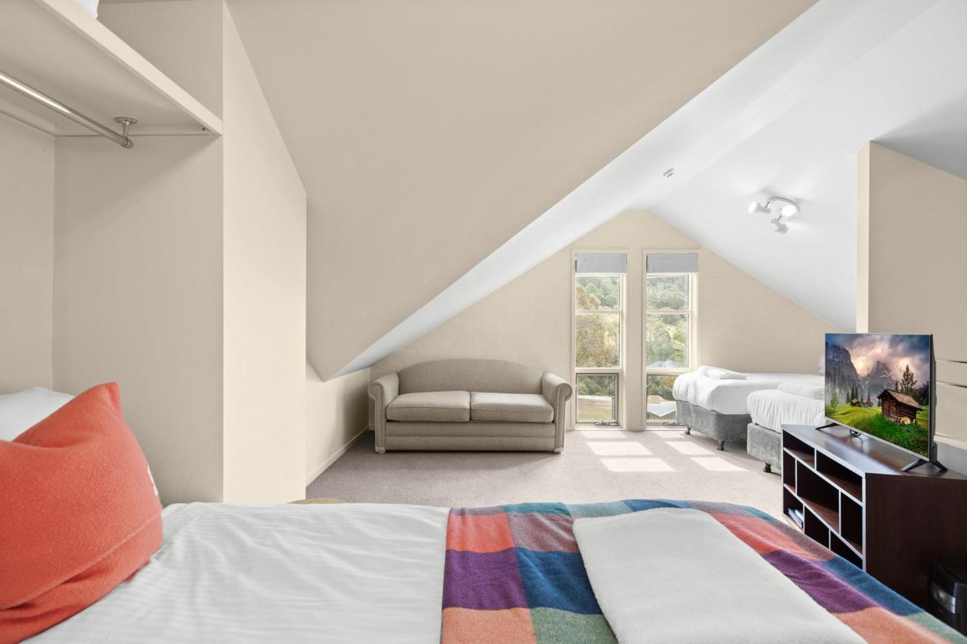 Village Green 2 Bedroom Loft Townhouse With Views Fireplace And Garage Parking Thredbo Exterior photo