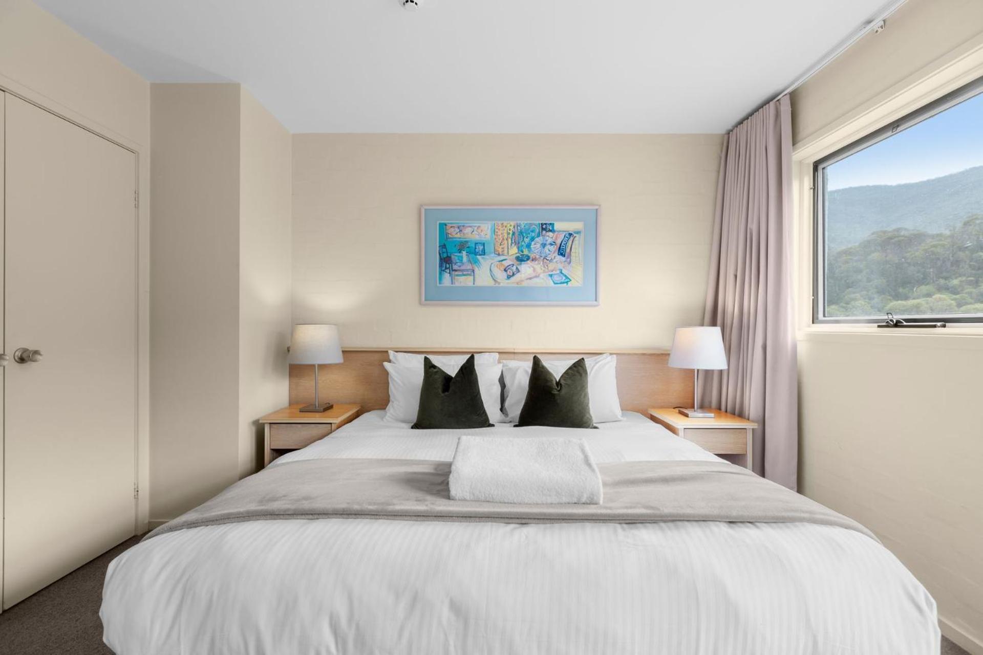Village Green 2 Bedroom Loft Townhouse With Views Fireplace And Garage Parking Thredbo Exterior photo
