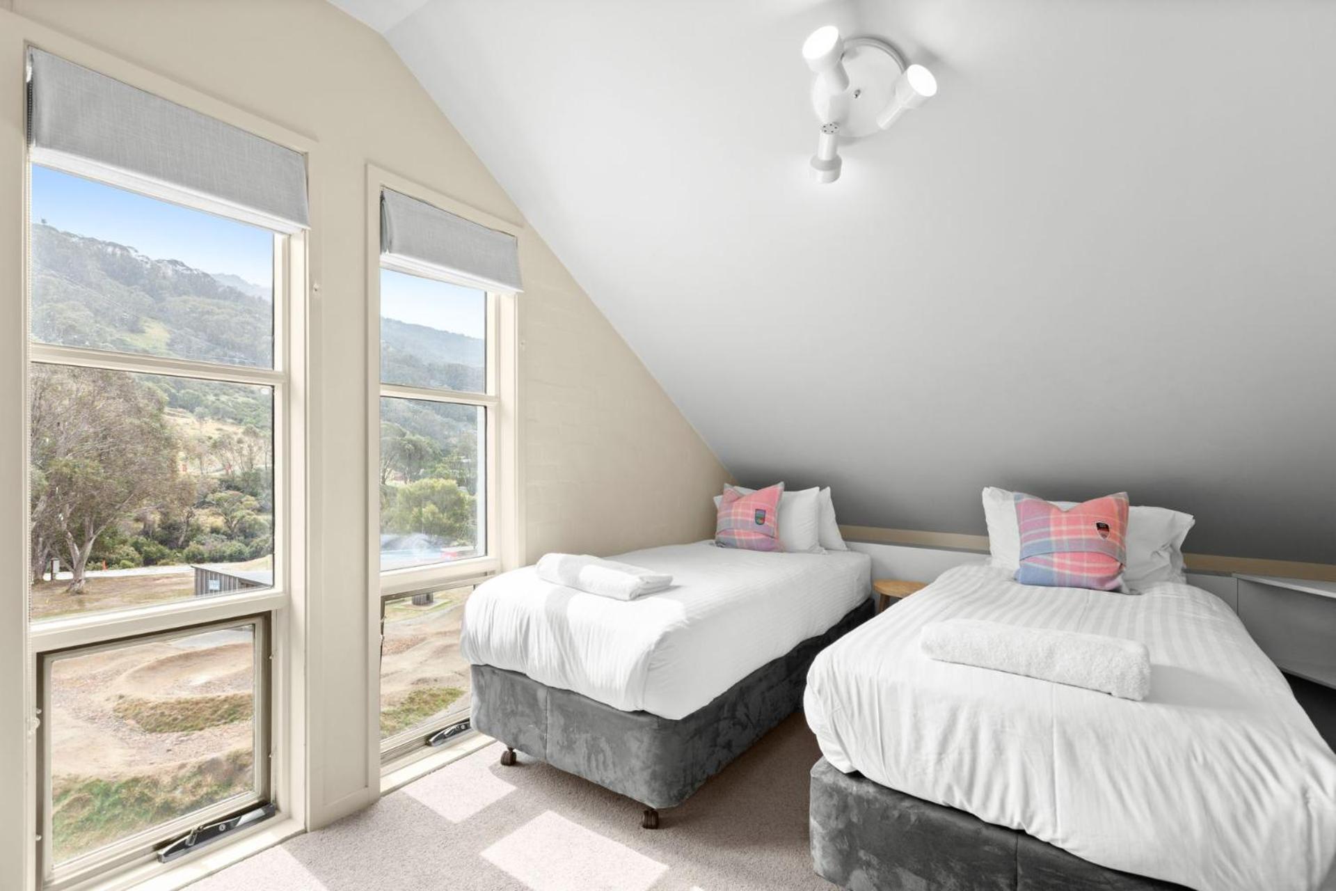 Village Green 2 Bedroom Loft Townhouse With Views Fireplace And Garage Parking Thredbo Exterior photo
