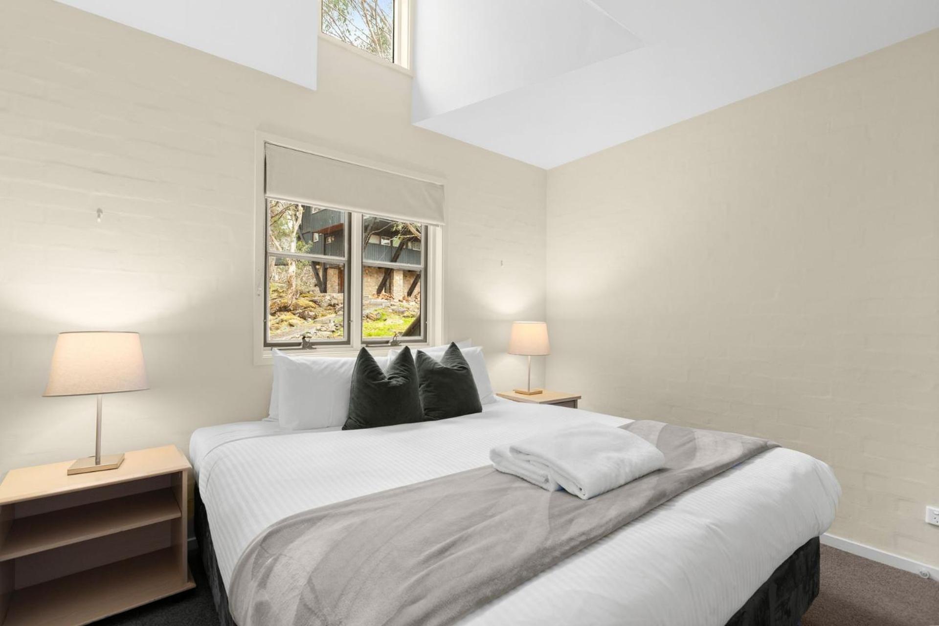 Village Green 2 Bedroom Loft Townhouse With Views Fireplace And Garage Parking Thredbo Exterior photo