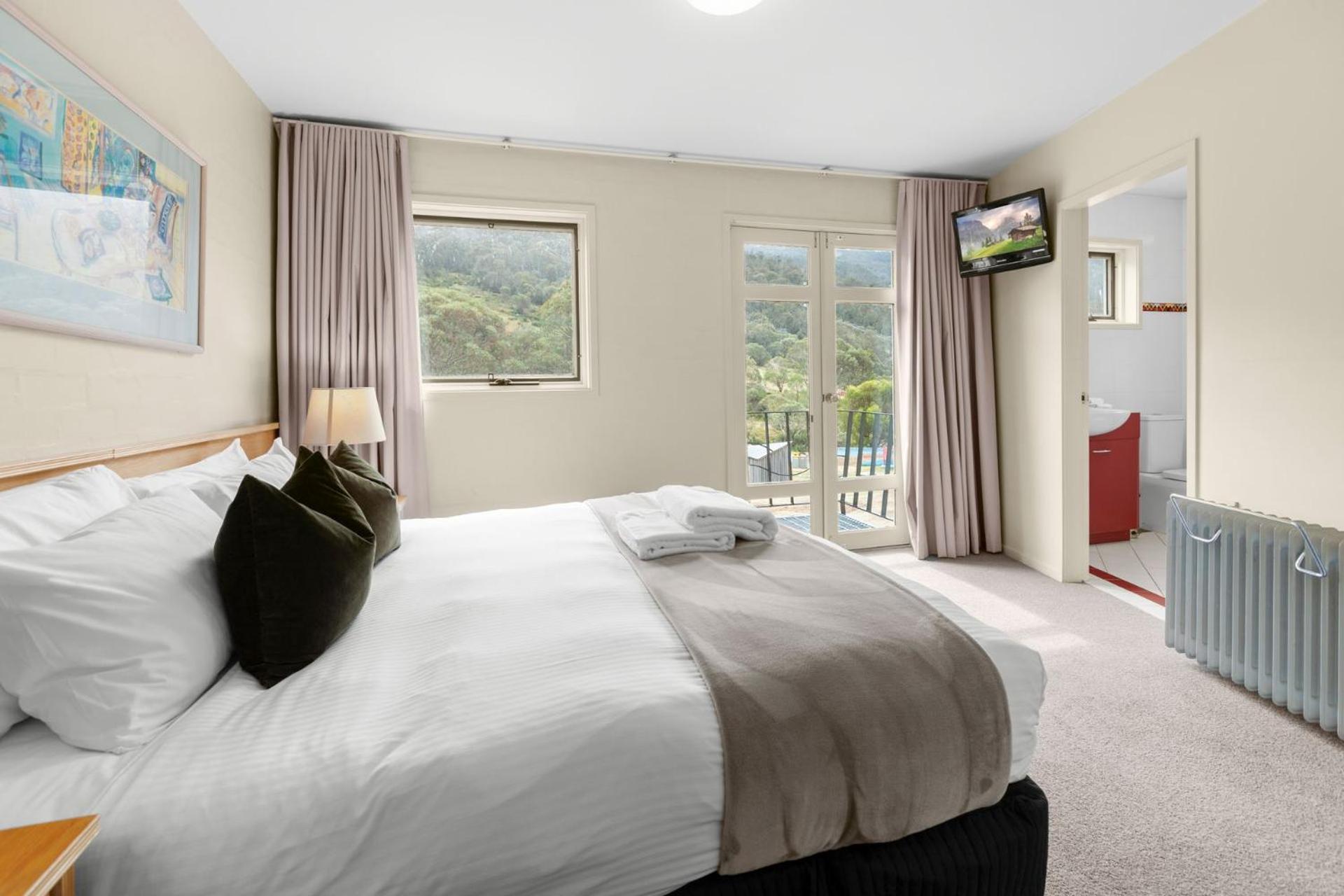 Village Green 2 Bedroom Loft Townhouse With Views Fireplace And Garage Parking Thredbo Exterior photo