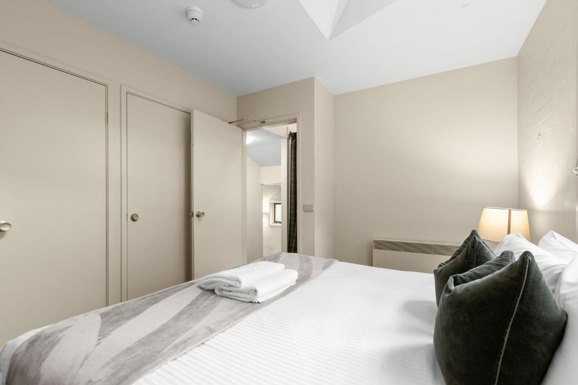 Village Green 2 Bedroom Loft Townhouse With Views Fireplace And Garage Parking Thredbo Exterior photo