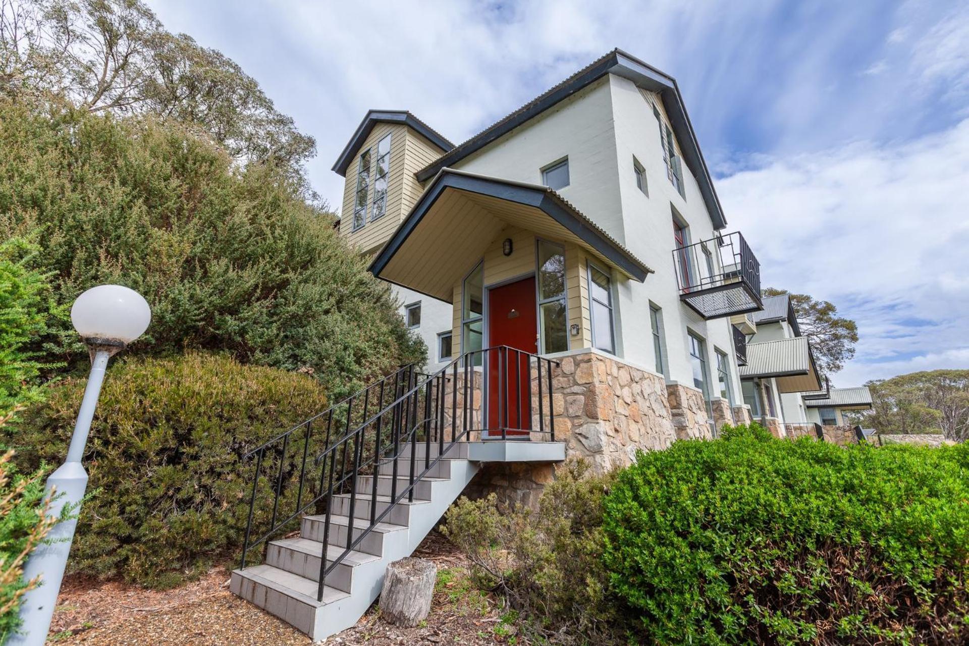 Village Green 2 Bedroom Loft Townhouse With Views Fireplace And Garage Parking Thredbo Exterior photo