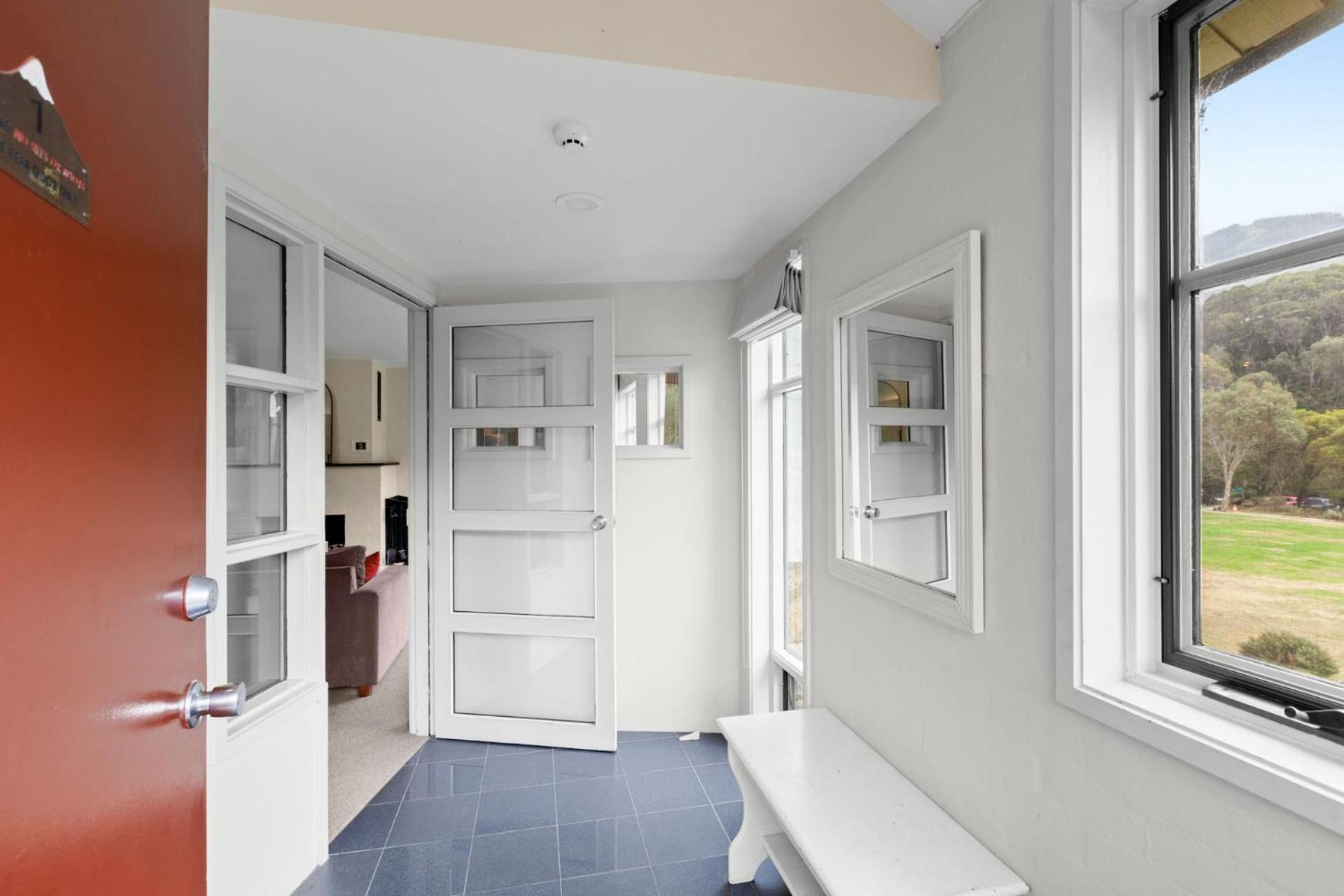 Village Green 2 Bedroom Loft Townhouse With Views Fireplace And Garage Parking Thredbo Exterior photo